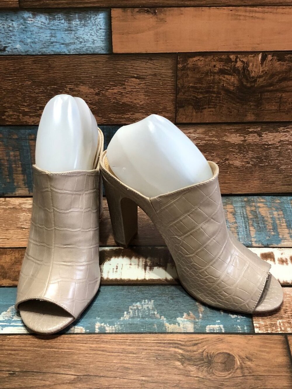 Express Mules Women's Size 9 Heels Slip OnBeige Crocodile Pattern Open Toes